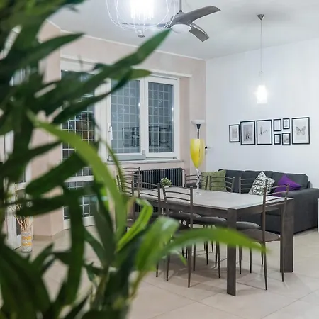 Sweet 3 Bedr - 3 Stops From Piramide Apartment